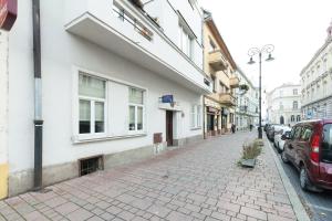 una calle adoquinada en una ciudad con un edificio blanco en Apartment pri Jazz Club, en Košice