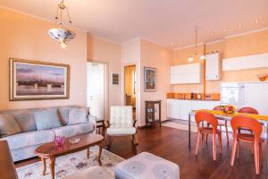 Kuchyňa alebo kuchynka v ubytovaní Mouragia Luxury Seaview Suite by Konnect