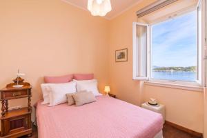 Posteľ alebo postele v izbe v ubytovaní Mouragia Luxury Seaview Suite by Konnect