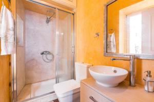 Kúpeľňa v ubytovaní Mouragia Luxury Seaview Suite by Konnect + 4 fotografie