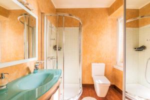 Koupelna v ubytování Mouragia Luxury Seaview Suite by Konnect