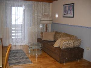 ein Wohnzimmer mit einem Sofa und einem Glastisch in der Unterkunft Ferienwohnungen Pein in Vordernberg