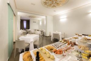 Ein Restaurant oder anderes Speiselokal in der Unterkunft De Stefano Palace Luxury Hotel 