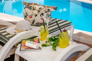 Бассейн в Aurasia Beach Hotel или поблизости