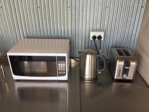 eine Mikrowelle auf einer Theke neben einem Toaster in der Unterkunft Tuckers Retreat in Canungra