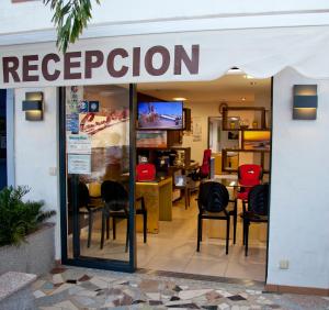 restauracja z krzesłami przed nią w obiekcie Cura Sol w mieście Playa del Cura