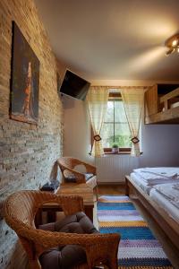 ハルラホフにあるVila Sekvojのベッド、テーブル、椅子が備わる客室です。