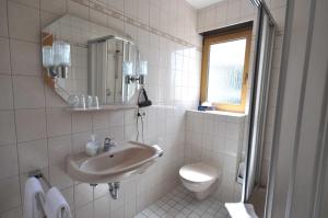 Koupelna v ubytování Hotel-Pension-Jasmin