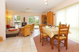 a living room with a table and chairs at Weidenweg 06 in Ostseebad Karlshagen