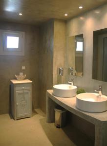 a bathroom with two sinks and a mirror at Alitanes in Áno Meriá