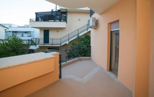 un balcón de un edificio con una escalera y un edificio en Casa Nonna Elvira en Roccalumera