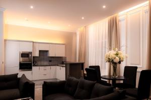 Kuchyň nebo kuchyňský kout v ubytování The County Aparthotel New + 19 fotografií