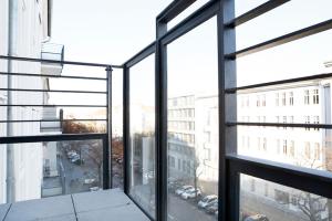 una ventana abierta de un edificio con vistas en SC 1 Cozy Family & Business Flair welcomes you - Rockchair Apartments, en Berlín