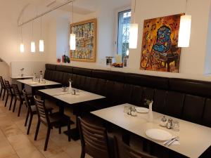 una sala da pranzo con tavoli e sedie in un ristorante di Hotel Aton a Graz
