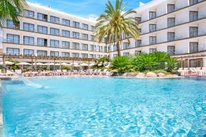 Bazén v ubytovaní Sumus Hotel Stella and Spa 4S Adults Recommended alebo v jeho blízkosti
