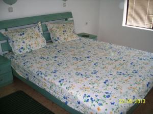 sypialnia z łóżkiem z kwiatami w obiekcie Apartment in Kambani 1 Apartcomplex w Swetim Własie