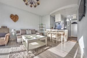 sala de estar con sofá y mesa en Apartamenty Sun & Snow Międzyzdrojski Rynek en Międzyzdroje
