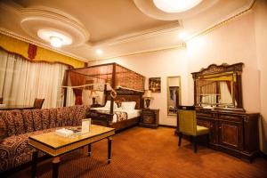 沙迦的住宿－沙迦伊万酒店，客房设有床、沙发和桌子。