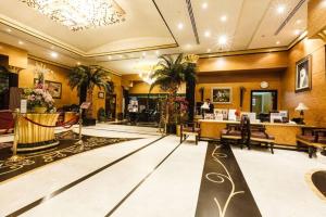 un vestíbulo de un hotel con bolera en Ewan Hotel Sharjah, en Sharjah
