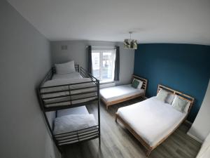 Postel nebo postele na pokoji v ubytování Rougey Lodge Hostel