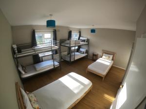 una vista aérea de una habitación con 2 literas y una silla en Rougey Lodge Hostel en Bundoran