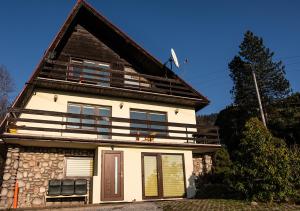 uma casa com um telhado de gambrel em cima dela em Cezar Naturyzm Bielsko-Biała em Bielsko-Biala