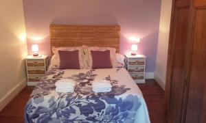 1 dormitorio con 1 cama grande y 2 mesitas de noche en Chambre d'Hôtes La Tour de Brazalem, en Nérac