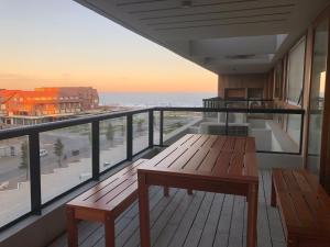 a balcony with benches and a view of the ocean at B-twins in Pinamar