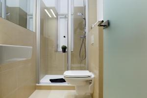 ein Badezimmer mit Toilette und Dusche in der Unterkunft KATZ by ROCKCHAIR Apartments l SUPERHOST Status l 3 Bedrooms Boxspringbeds 2 Bathrooms in City Center - Cozy Family & Business Flair welcomes you! in Berlin