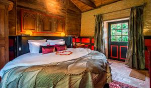 a bedroom with a large bed in a room at Le Portail en Marais Poitevin - Logis d'Exception - Jacuzzi Privatif in Moreilles
