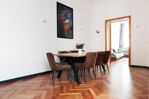 - une salle à manger avec une table et des chaises dans l'établissement Apartment KATZBACH - Cozy Family & Business Flair welcomes you - Rockchair Apartments, à Berlin