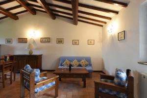 ポンテ・サン・ジョヴァンニにあるMiralduoloのリビングルーム(青いソファ、テーブル付)