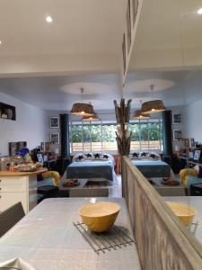 a room with a table with two bowls on it at La Petite Maison De Melanie 30m mer in Six-Fours-les-Plages