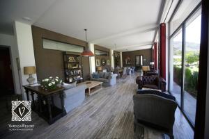 Ruang duduk di Vardzia Resort