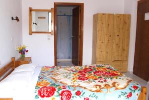 Postel nebo postele na pokoji v ubytování Rosmari Hotel