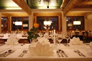 Reštaurácia alebo iné gastronomické zariadenie v ubytovaní Hotel Gasthof Zum Kirchenwirt