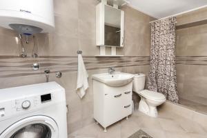 bagno con lavatrice e lavandino di Apartments Bella di Boka a Tivat