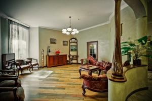 Posezení v ubytování Shelfort Hotel
