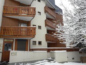 un edificio con balcones y árboles nevados en Résidence le Plein Sud, en Les Deux Alpes