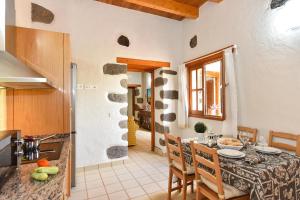 Kuchyň nebo kuchyňský kout v ubytování Los Algodones Cottage with Pool by VillaGranCanaria