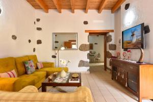 Posezení v ubytování Los Algodones Cottage with Pool by VillaGranCanaria