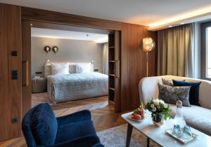 Habitación de hotel con cama y sofá en Hotel Zürserhof en Zürs am Arlberg