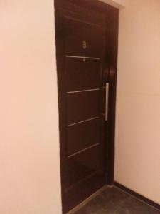 un placard avec une porte noire avec des étagères dans l'établissement Departamento Amoblado 2 dormitorios, à Río Grande