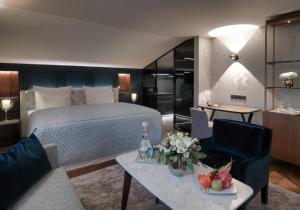 una habitación de hotel con una cama y una mesa con flores en Hotel Zürserhof en Zürs am Arlberg