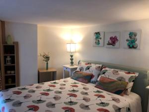 - une chambre avec un lit et deux oreillers dans l'établissement Casa di Erminia, à Naples