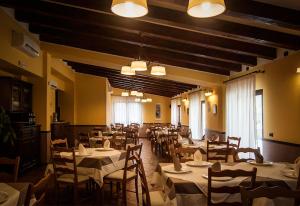 Reštaurácia alebo iné gastronomické zariadenie v ubytovaní Feudo delle Querce