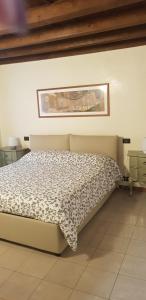 1 dormitorio con cama con edredón en Elly's House, en Verona