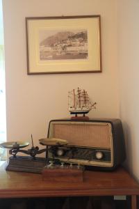 una vieja radio sentada sobre una mesa en Quiet spacious apartment in Nafplio, en Nauplia