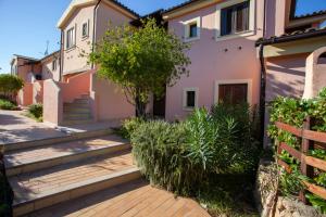 eine Villa mit einer Treppe, die zu einem Haus führt in der Unterkunft Appartamento Mare Olbia – Murta Maria in Olbia