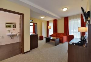 TV a/nebo společenská místnost v ubytování Aribo Hotel